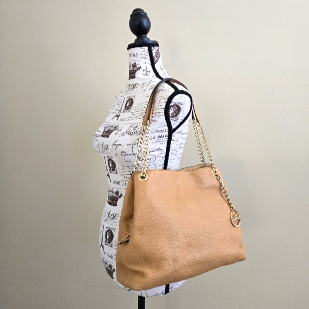 ✨️EUC Michael Kors pebbled leather beige bag